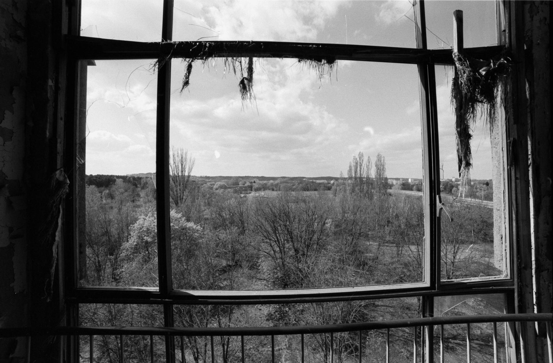 Thumbnail /2022 Brandenburg/Eisenhüttenstadt/Wohnblock Fenster I.jpg